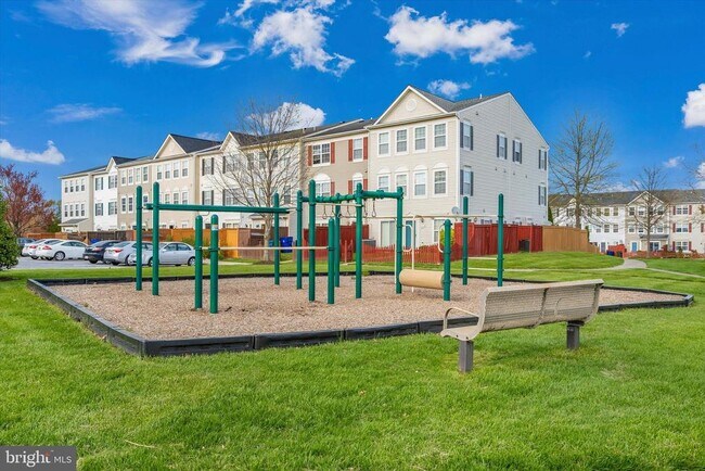 Building Photo - 4960 Clarendon Terrace