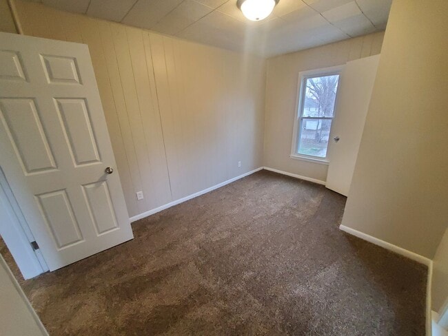 Building Photo - 4 Bedroom, 1 Bathroom home just South of Downtown!