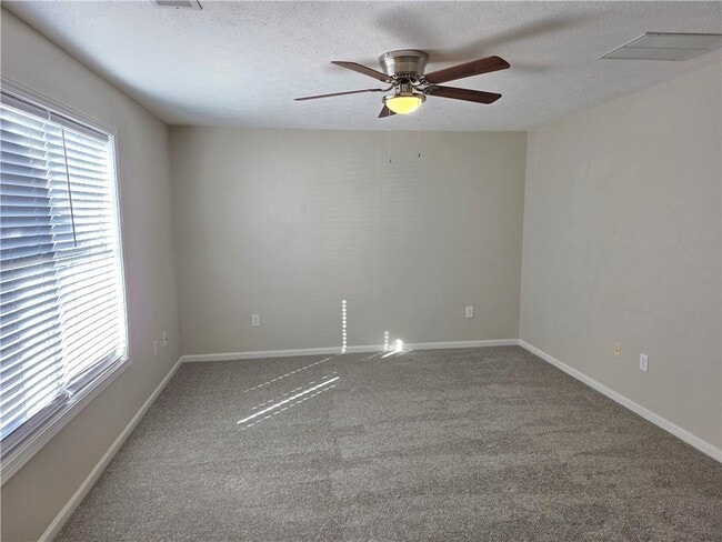 Building Photo - 100 Rosehip Ln