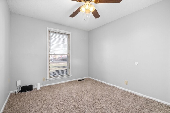 Building Photo - 233 Old Hopkinsville Hwy