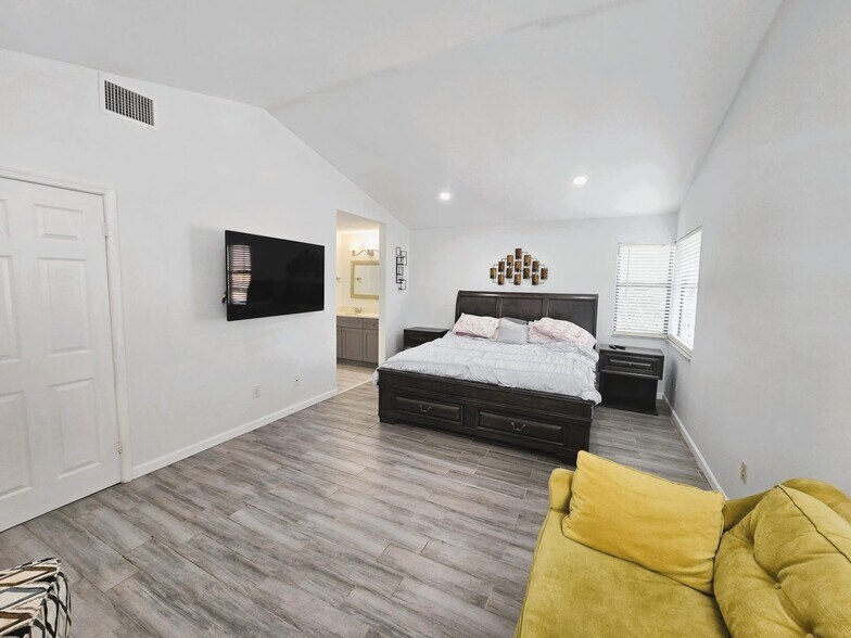 Building Photo - 5885 Northpointe Ln