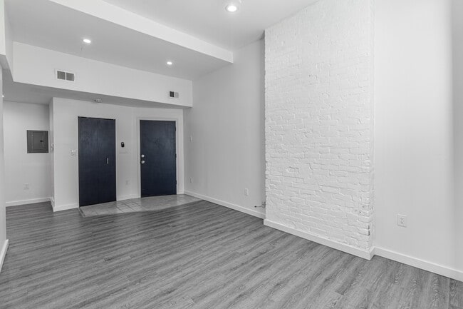 Building Photo - 916 Highview St