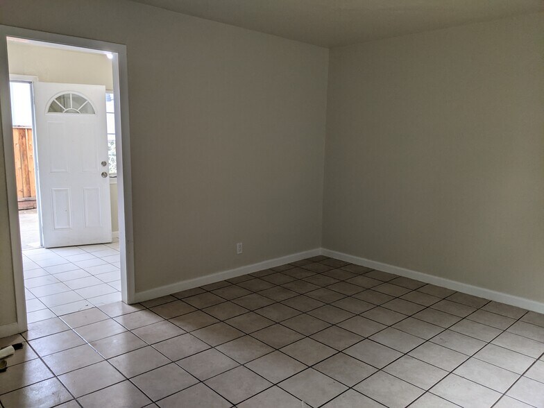 Living room - 315 Higdon Ave