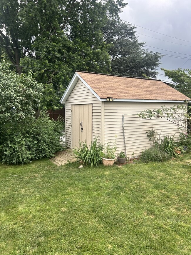 Building Photo - 1403 Dartmouth Rd
