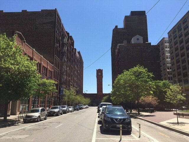 Building Photo - 600 S Dearborn St