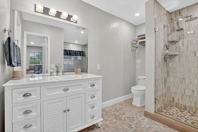 Building Photo - 1194 Hillsboro Mile