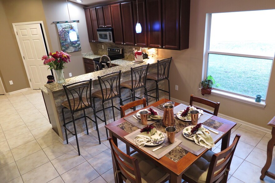 Breakfast and bar - 437 Lake Monroe Pl