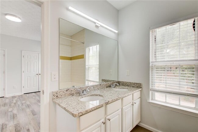 Building Photo - 2470 Stonegate Dr