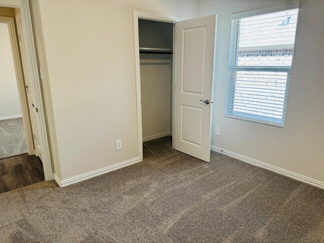 Building Photo - 801 Easthill Dr