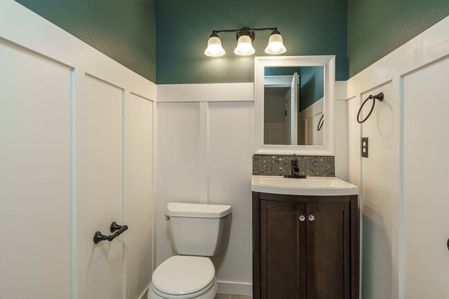 Building Photo - 4 Bedroom 2.5 Bathroom With Large Fenced B...