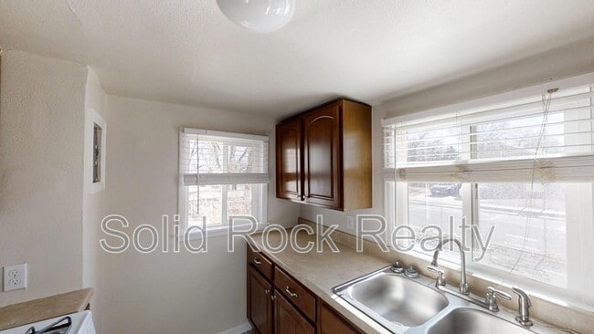 Building Photo - 2436 E Monument St