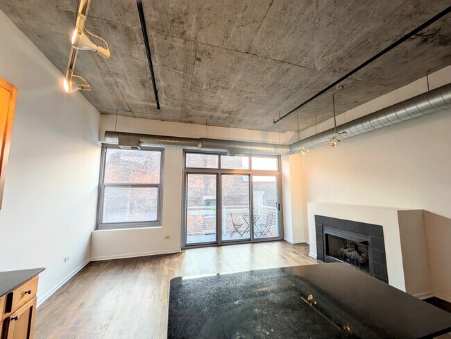 Building Photo - 933 W Van Buren St