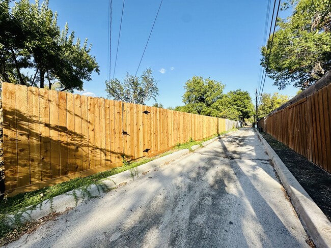 Building Photo - 441 Jolee St