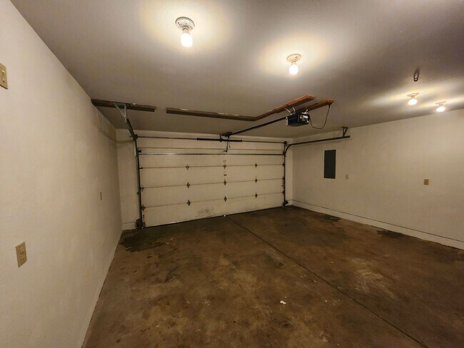 Building Photo - Modern and Remodeled SF Home in Southwest Bend on .8 Acres