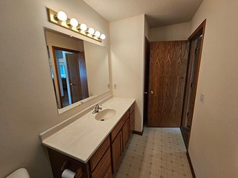 Laundry Closet - 609 Eagle Crest Ct