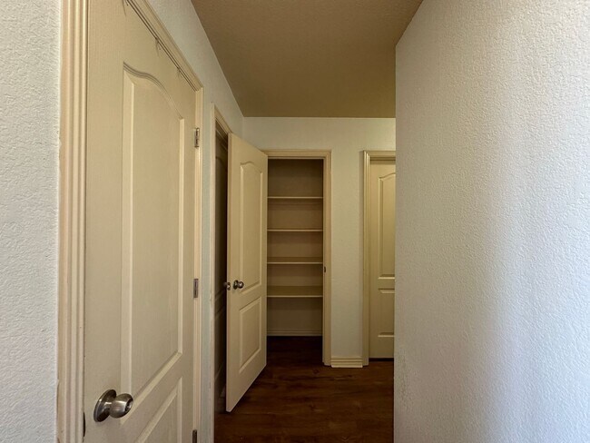 Building Photo - * Move-In Special * Beautiful 4 Bed / 2 Bath Home in Fort Smith