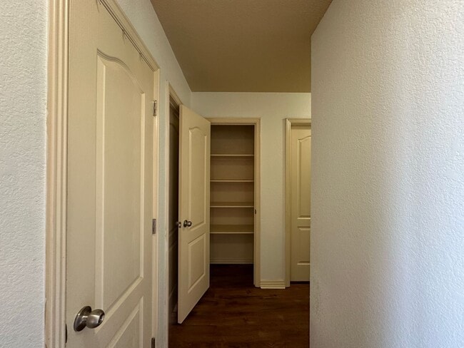 Building Photo - 612 Windbrook Ct