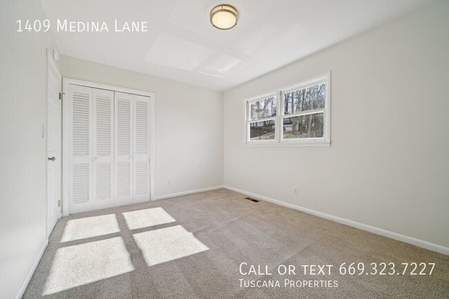 Building Photo - 1409 Medina Ln