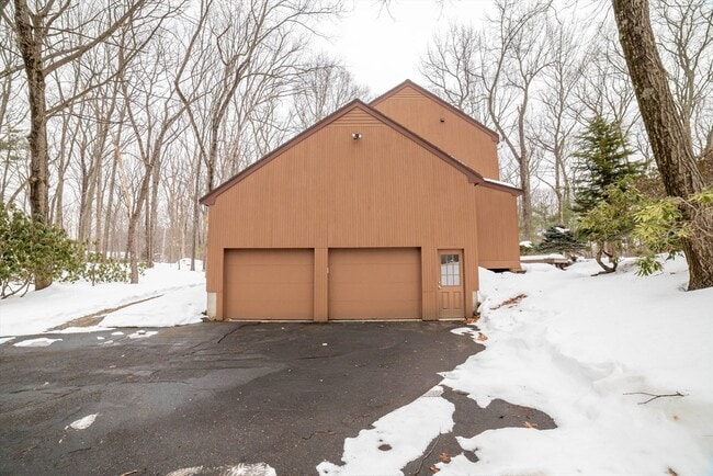 Building Photo - 160 Floral St