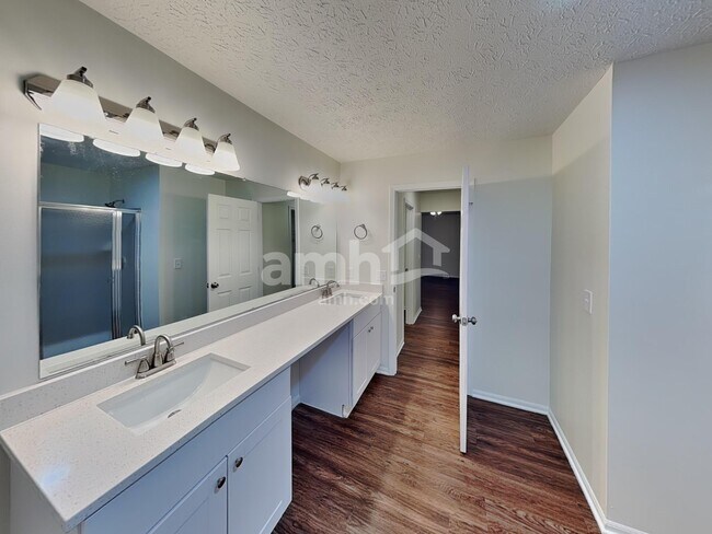 Building Photo - 912 Wallace Dr