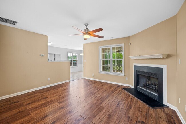 Building Photo - Three Bedroom Home!