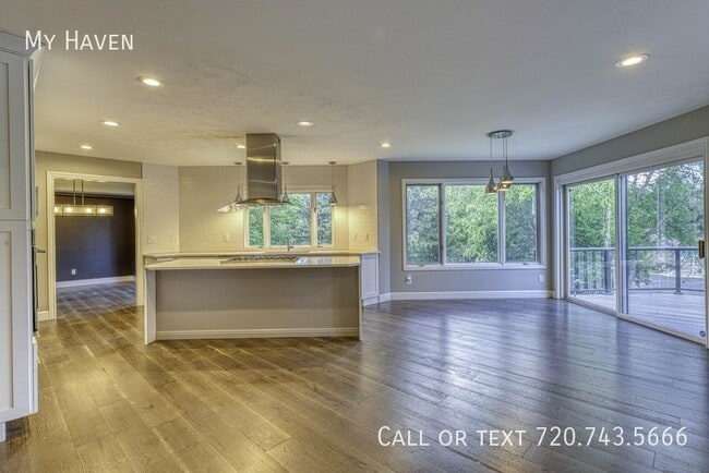 Building Photo - Stunning Heritage West home with all the b...