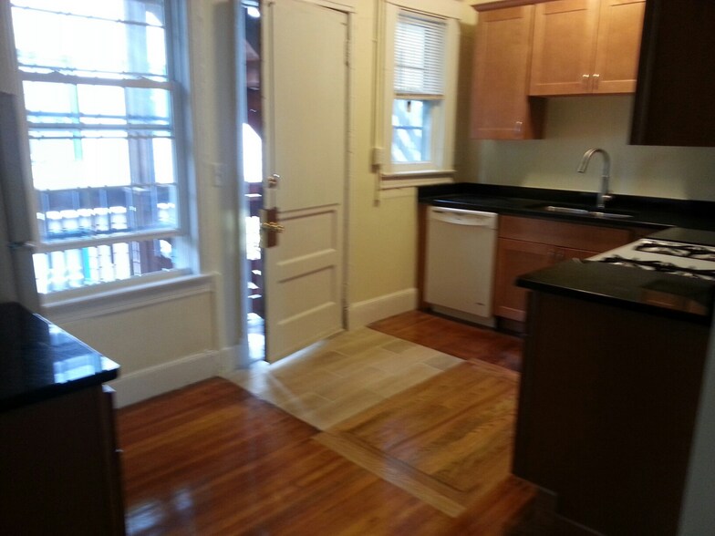 Building Photo - 163 Nicoll St