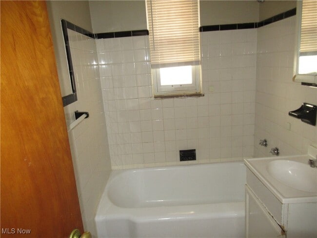 Building Photo - 410 E 222nd St