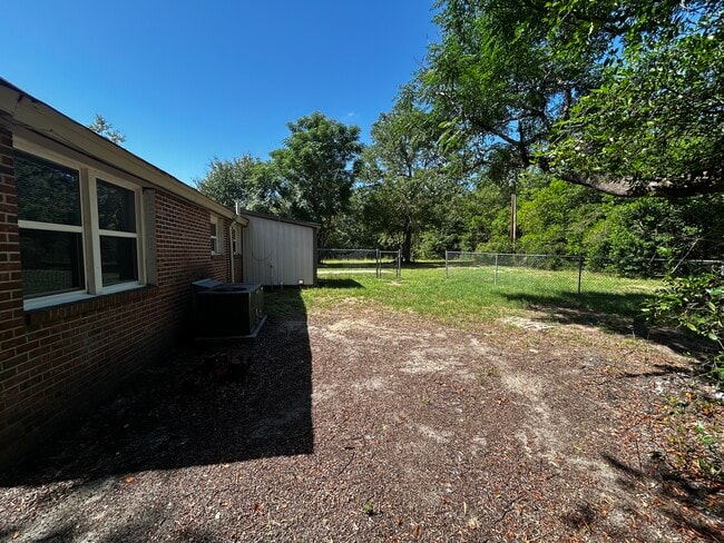 Building Photo - 461 Sweetwater Cir