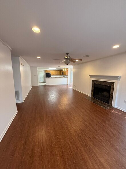 Building Photo - 529 Versailles Blvd