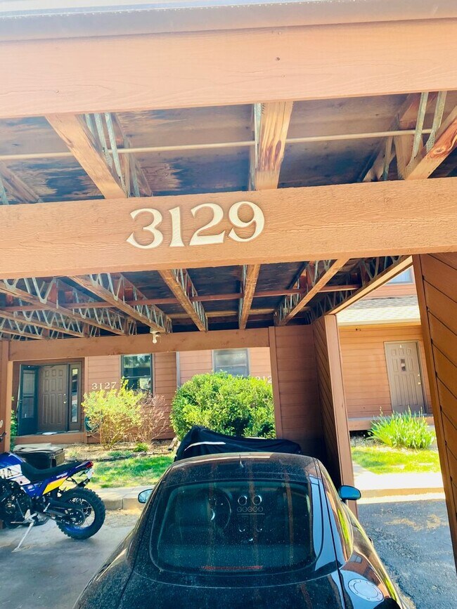 Building Photo - Fun and Funky Tri-Level Townhouse in Northeast Boulder, CO