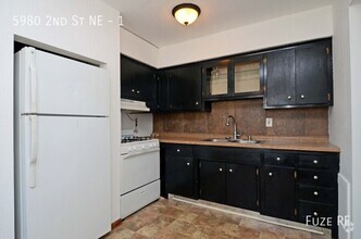 Building Photo - AVAILABLE Now! 2 Bedroom Apartment in Quie...