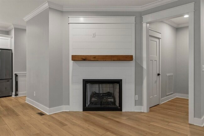 Building Photo - 633 Village Way