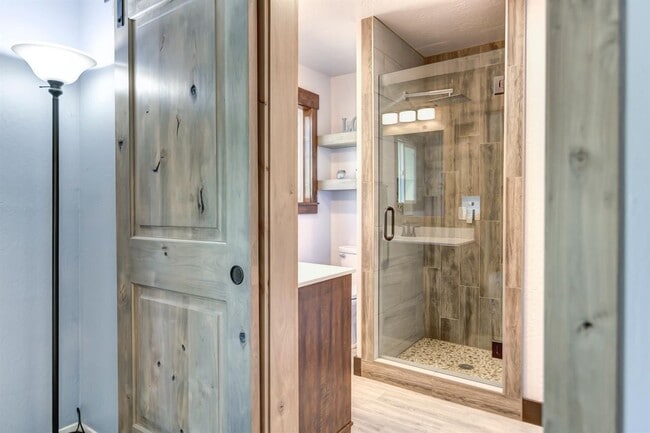 Building Photo - 2 Bedroom Home Tucked away in the Sierras