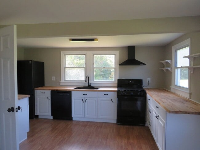 Building Photo - 3 Bedroom 2 Bath Home