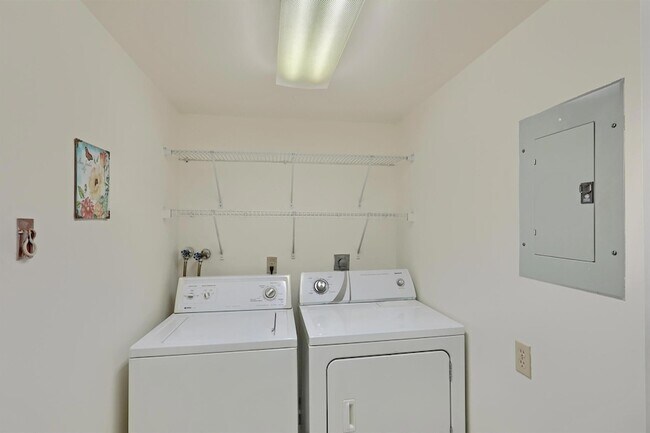 Building Photo - 5390 Woodland Lakes Dr