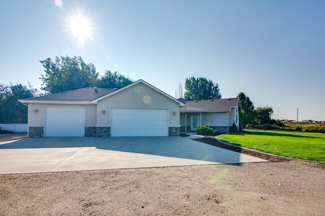 Building Photo - Country Living at it's Best!  Beyond Spaci...