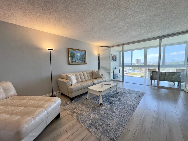 Building Photo - 301 Lake Shore Dr