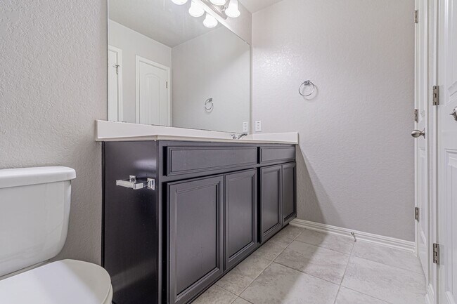 Building Photo - GORGEOUS 4BR 2.5 BATH WITH LOTS OF NEIGHBORHOOD AMENITIES! Available August 7th!