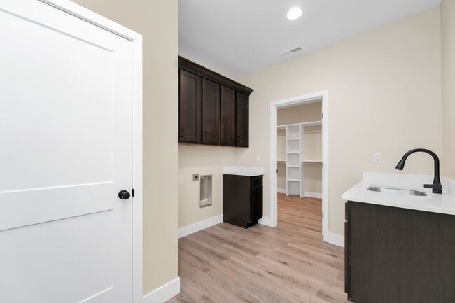 Building Photo - Hickory Village 55 Plus, LLC - 3700 E Cherry St Springfield, MO 65809