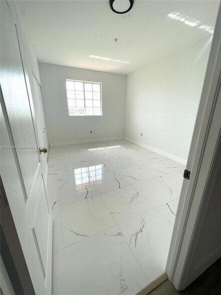 Building Photo - 17415 NW 75th Pl