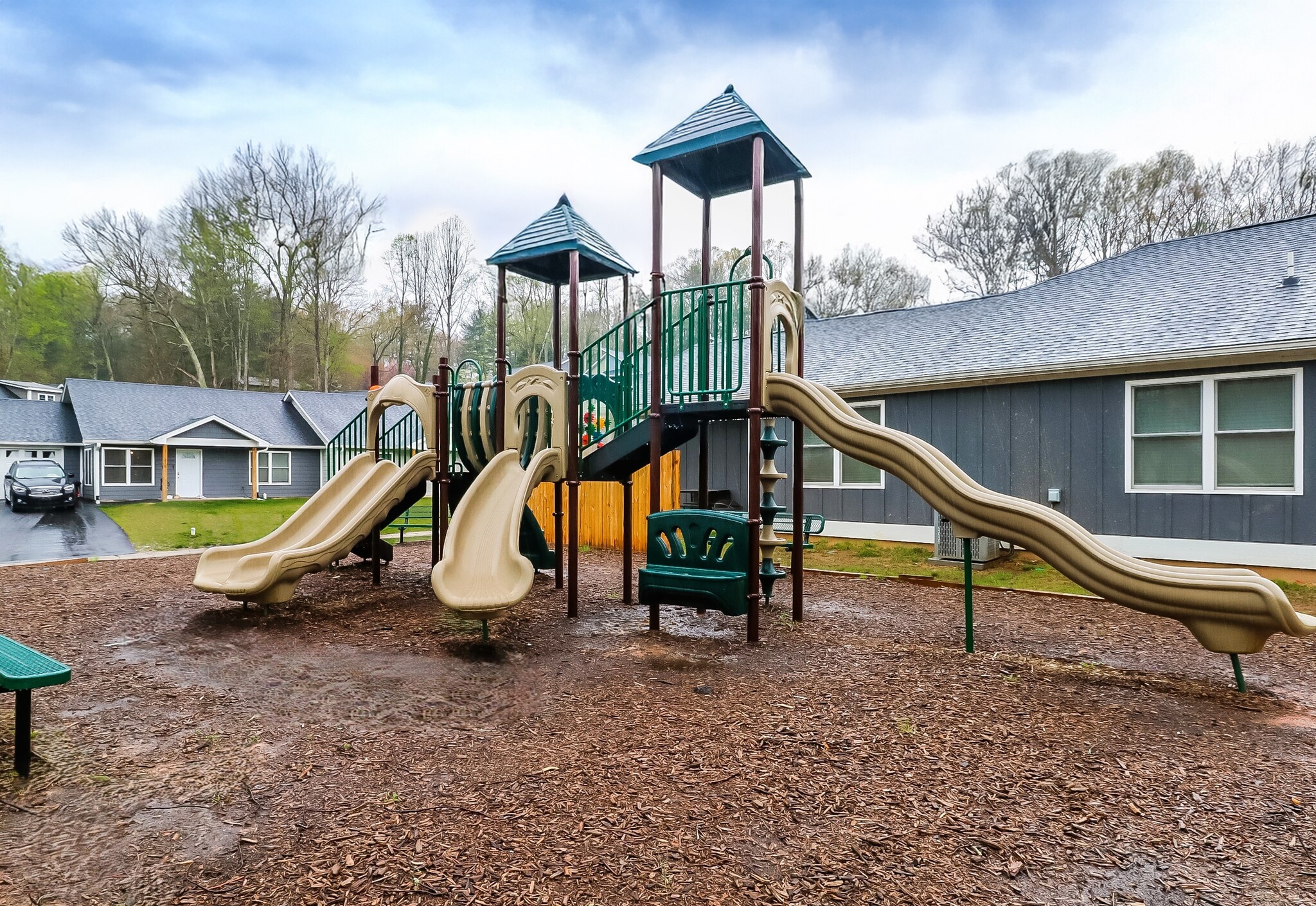 Building Photo - 435 Little Sycamore Ln