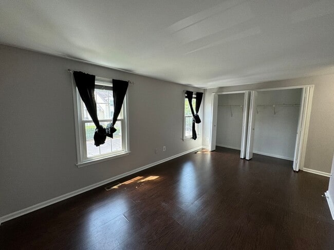 Building Photo - Stunning 2 Bed 2.5 Bath Interior Townhome In Newgate Community