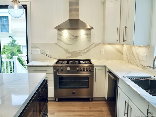 Building Photo - 70 Seminary St