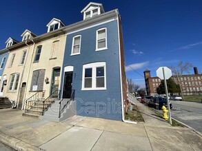 Building Photo - 637 York St