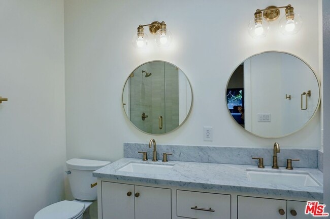 Building Photo - 2668 Greenfield Ave