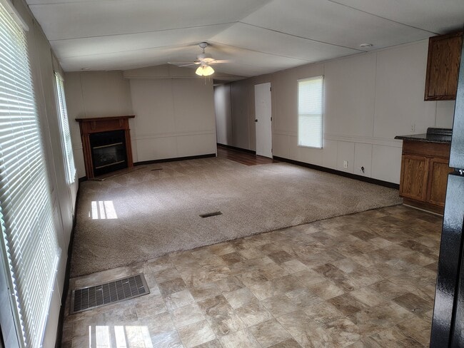 Building Photo - 88 Ez Ln