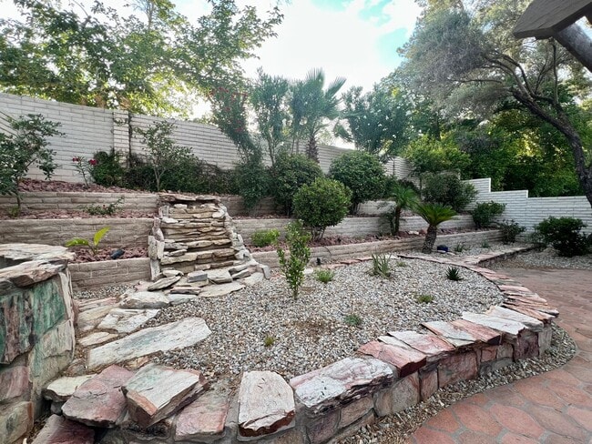 Building Photo - Hidden gem in the heart of Las Vegas