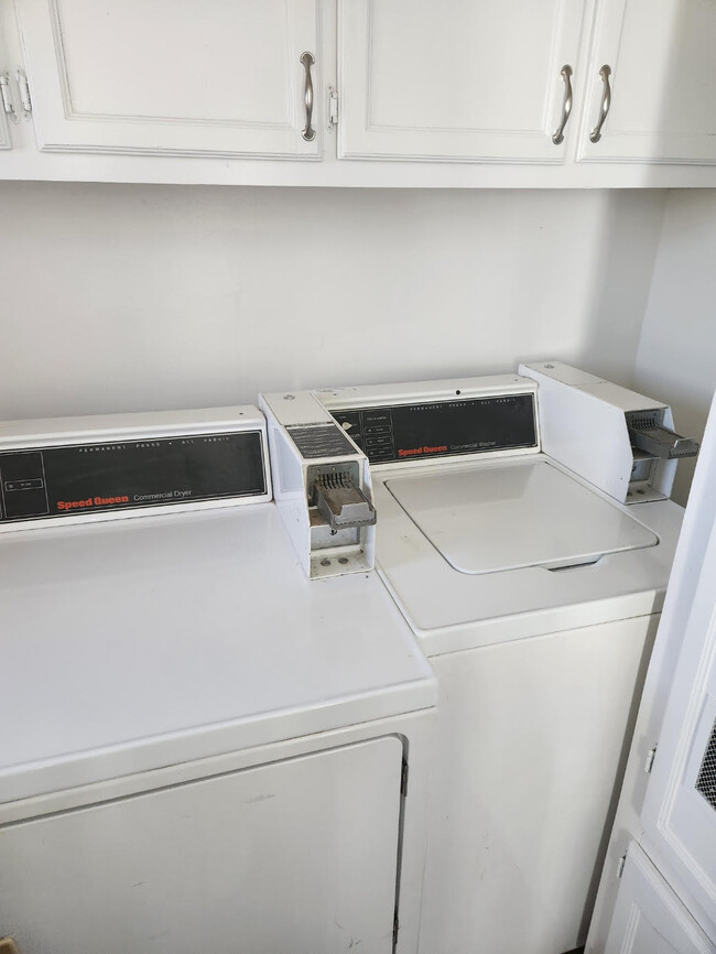 washer dryer - 10008 S Gramercy Pl