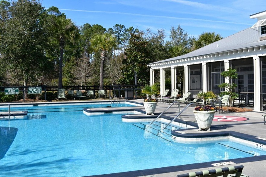 pool, clubhouse, BBQ area - 2021 Basildon Rd